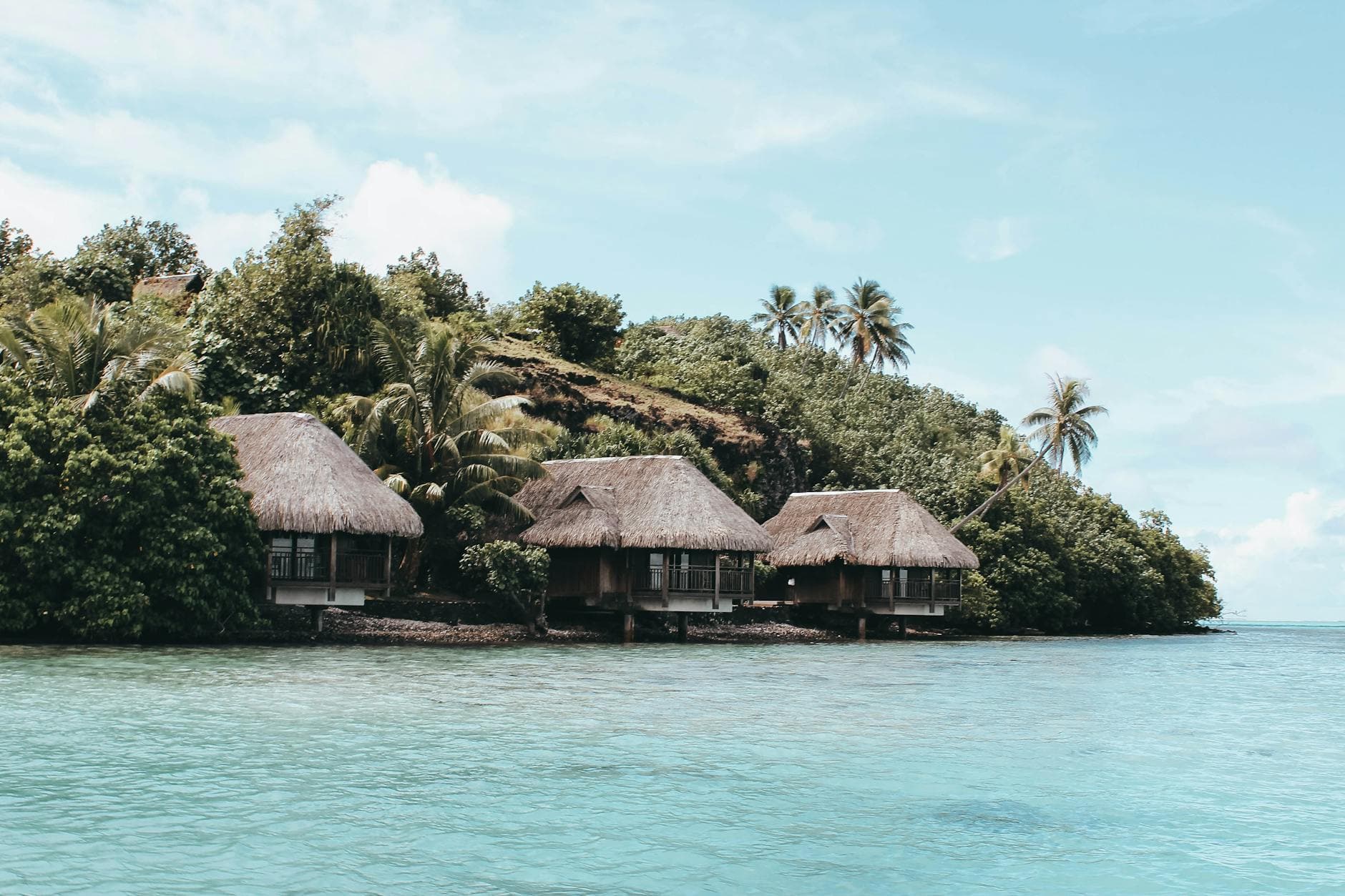 Bora Bora Honeymoon Guide 2026: Real Costs ($8K–$25K), 7 Resorts & Is It Worth It?