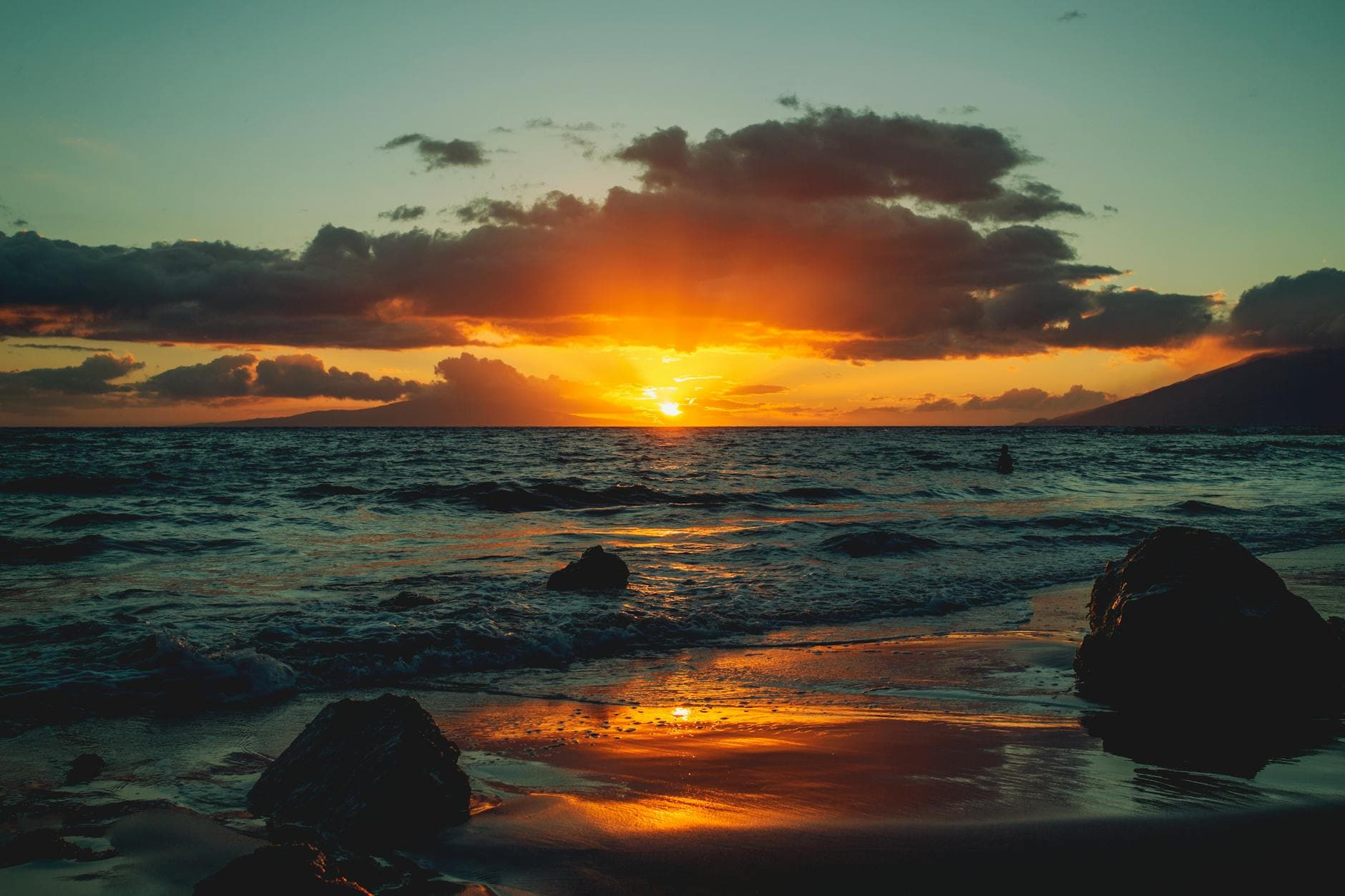 Hawaii Honeymoon Guide 2026: 6 Islands Compared, Real Costs ($3,500–$25K) & Plan