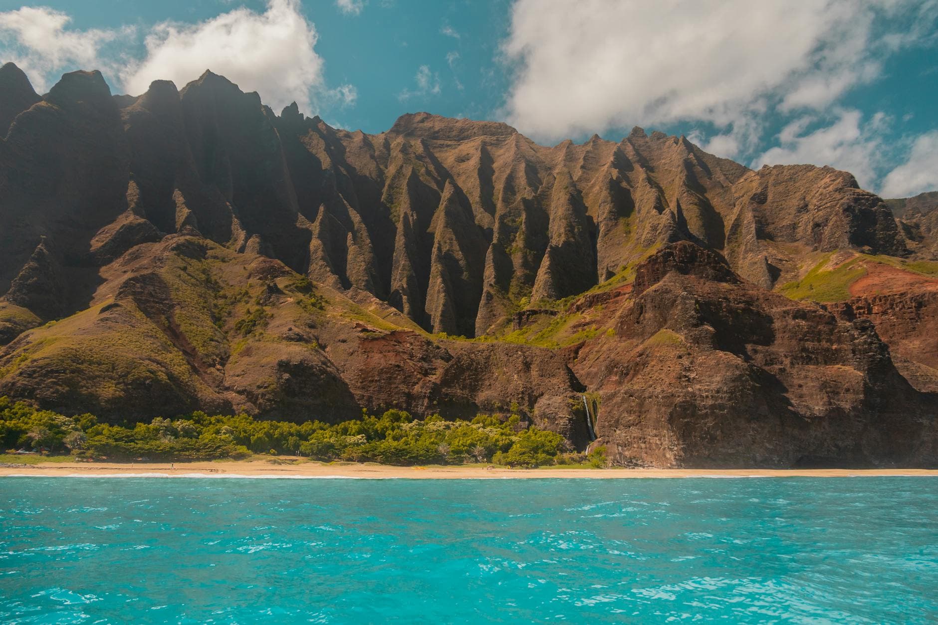 Hawaii vs Caribbean: Where Should You Actually Honeymoon? (2026)